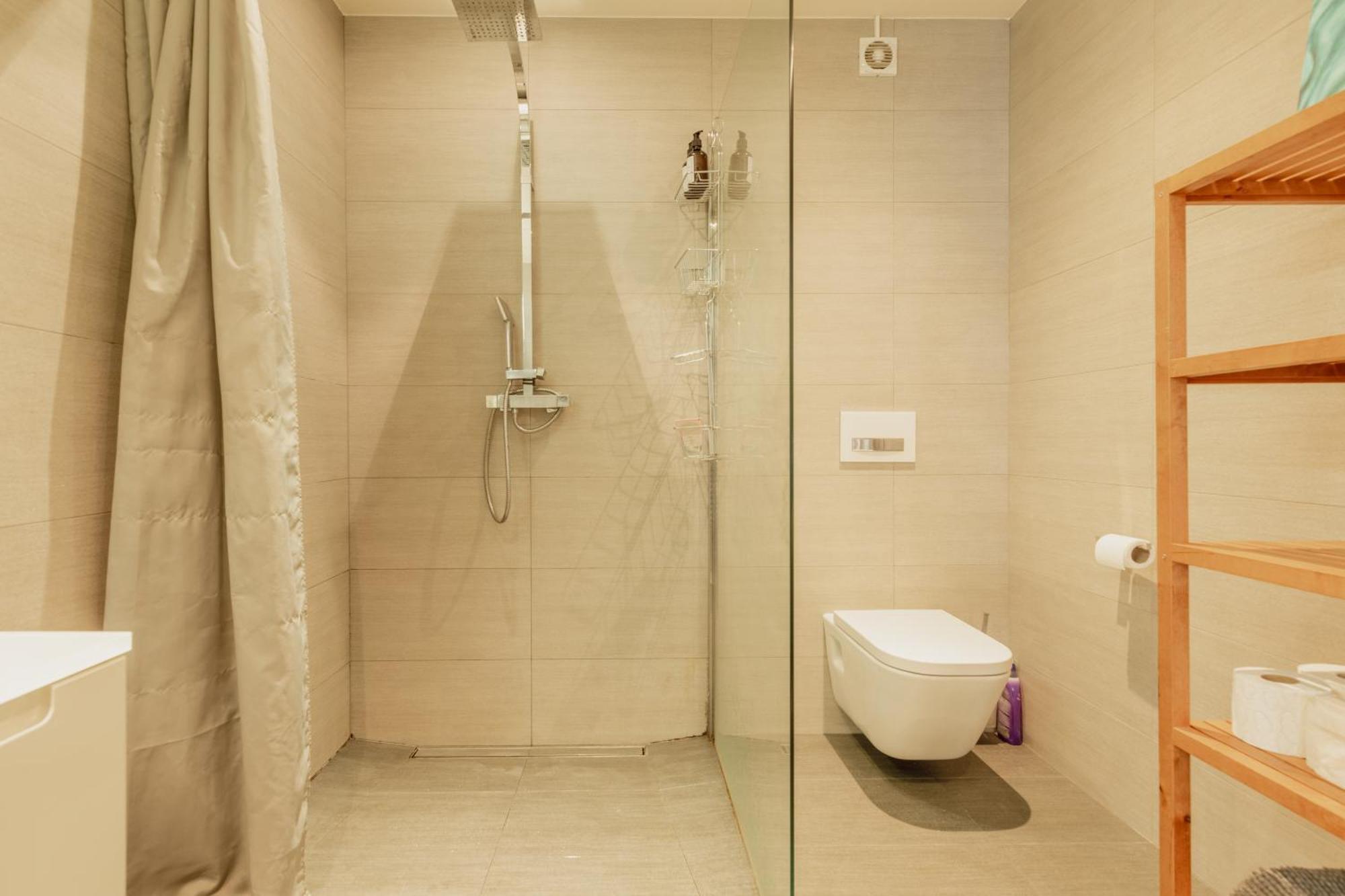 Spacieux à 15 Minutes Du Jet D'eau Appartement